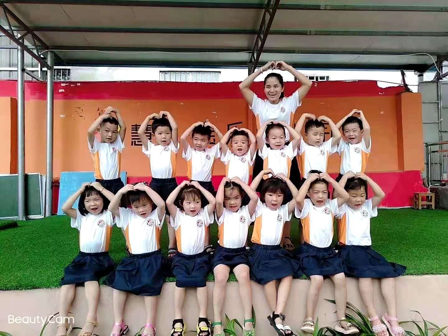 幼兒園的小朋友開心的和老師合拍
